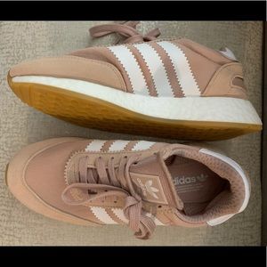 I-5923 Adidas sneaker in blush size 6 NWOT